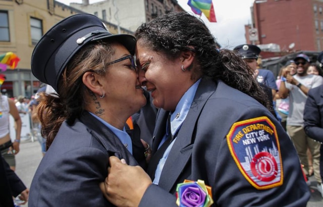 Kena Betancur/Getty Images/AFP Uma integrante do Corpo de Bombeiros de Nova York foi pedida em casamento durante a parada
