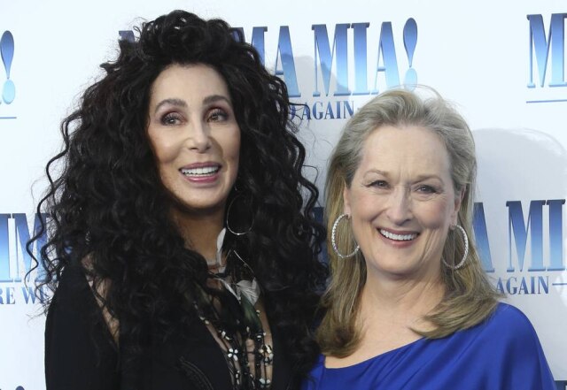 Joel C Ryan / Invision / AP Cher e Meryl Streep durante evento de première do filme 'Mamma Mia 2'