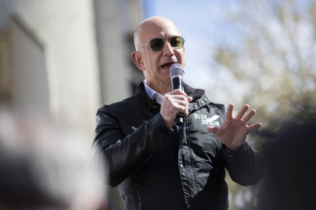 Nick Cote/The New York Times Jeff Bezos, fundador e CEO da Amazon, em Colorado Springs, com seu novo look, mais esportivo e rico em jaquetas