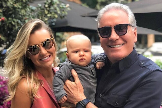 Instagram / @robertoljustus Roberto Justus ao lado de Ana Paula Siebert e seu neto, Arthur.
