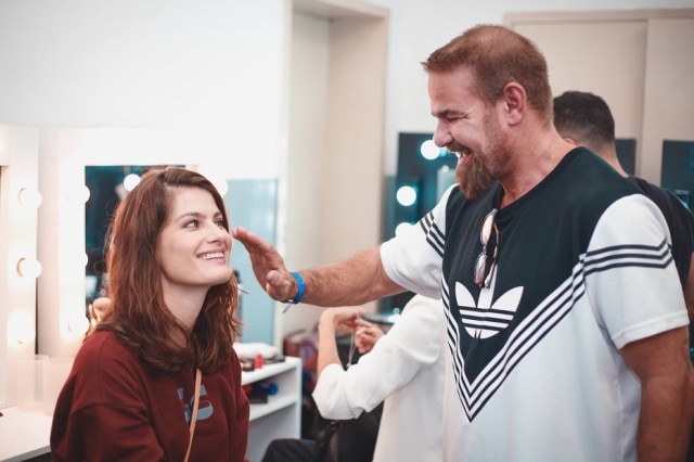 Divulgação/Vult A modelo Isabeli Fontana e o maquiador Daniel Hernandez nos bastidores da Lilly Sarti
