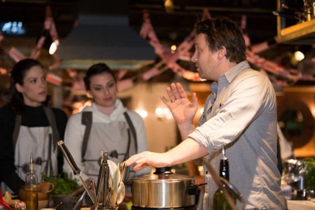 Dylan Thomas O carisma e a facilidade de falar em frente às câmeras lançaram o chef Jamie Oliver para a fama.