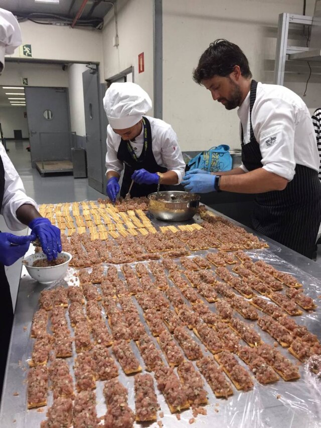 Patrícia Ferraz/Estadão Nos bastidores: Jefferson Rueda preparou 350 canapés de tartare de porco e 350 saquinhos de porco poca.
