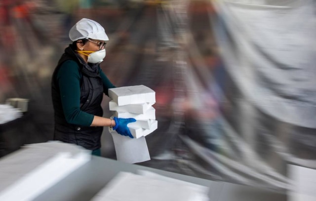 Manu Reino/ Efe Operador transporta máscaras no Centro de Tecnologia Talavera de Roupas (CTC), na Espanha, que planeja fazer mais de um milhão de máscaras