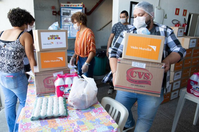 Divulgação/ONG Visão Mundial Entrega de cestas básicas para famílias da região do Capão Redondo, em São Paulo, durante a pandemia do coronavírus, organizada pela ONG Visão Mundial.