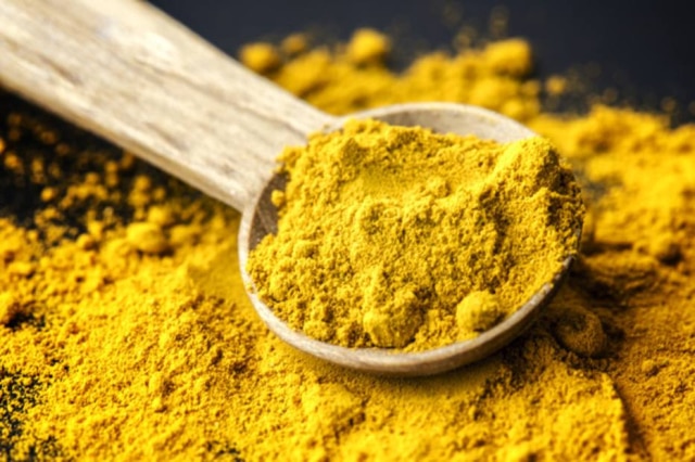 Freepik / rawpixel.com A cúrcuma é um alimento rico em antioxidantes, que ajudam a retardar o envelhecimento da pele