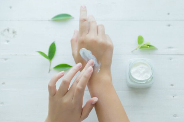 Freepik / @jcomp Os cremes hidratantes são uma boa forma de lidar com o ressecamento da pele e evitar agravamento de doenças como a dermatite atópica