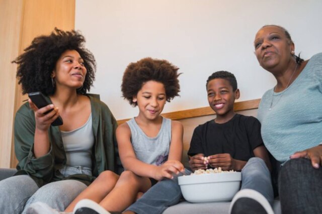 Freepik / @mega-studio É importante para a preservação da saúde mental dos idosos ter um ambiente em que eles possam conversar, contar histórias e se divertir com a família