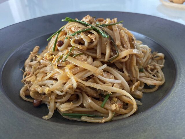 Patrícia Ferraz/Estadão Pad thai, talharim leva frango, broto de feijão, ovo, camarão seco e especiarias