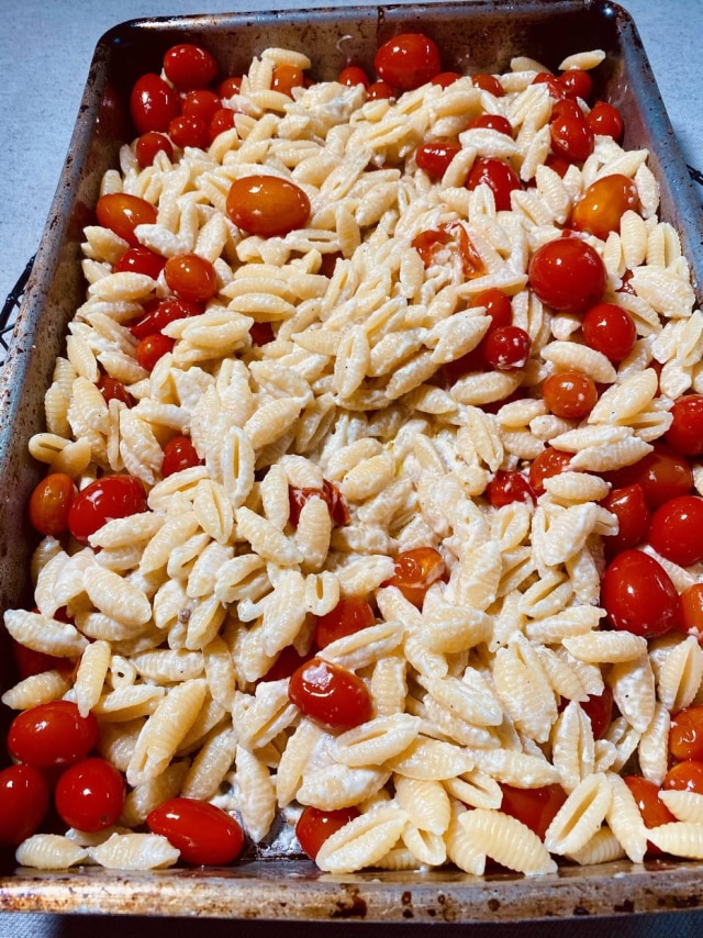 Patrícia Ferraz/Estadão Macarrão com queijo feta assado e tomates
