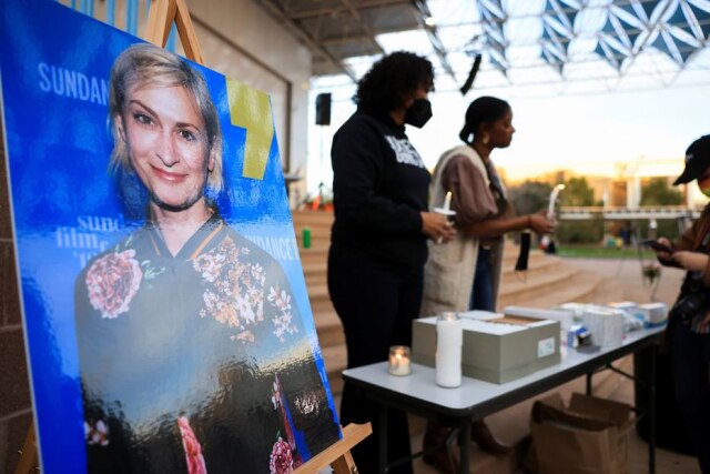 REUTERS/Kevin Mohatt Uma imagem da cineasta Halyna Hutchins, que morreu após ser baleada por Alec Baldwin no set de seu filme 'Rust', é exibida em uma vigília em sua homenagem em Albuquerque, Novo México, EUA.