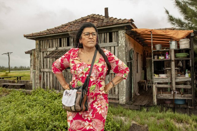 Globo/Victor Pollak Em 'Amor de Mãe', Lurdes (Regina Casé) vive o drama da mãe que teve o filho roubado e sai se muda para tentar encontrá-lo.