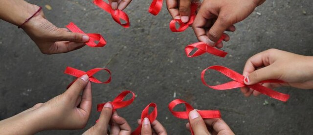 Aijaz Rahi/AP O Laço Vermelho é o símbolo internacional da consciência sobre o HIV e a Aids.