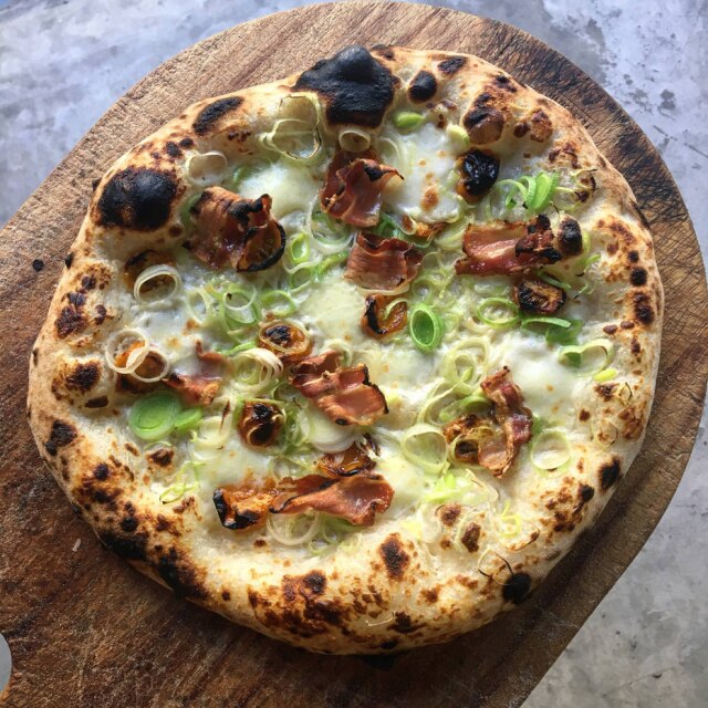 Iza Tavares Pizza de mussarela, alho-poró e pancetta da Iza Padaria Artesanal