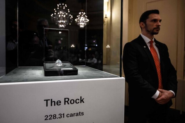 Fabrice COFFRINI / AFP 'The Rock', um diamante branco de 228,31 quilates, o maior já leiloado, foi arrematado nesta quinta-feira, 11, por 18,7 milhões de dólares.