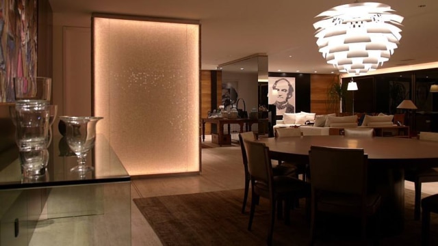 Divulgação Apartamento iluminado pelo studioix exibe painel luminoso de LEDs que funciona como divisória