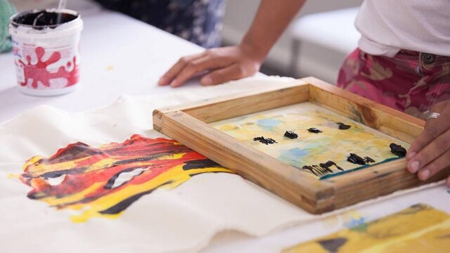 Divulgação Pintura à mão sobre seda. Workshop dado por Satu Maaranen