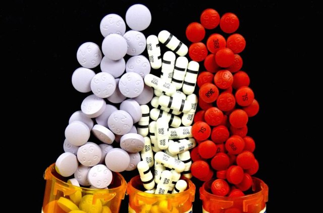 morguefile Interações medicamentosas e efeitos adversos são riscos reais