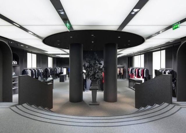 Divulgação Flagship store Viktor & Rolf em Paris com “pano de fundo” neutro, incomum no segmento de moda