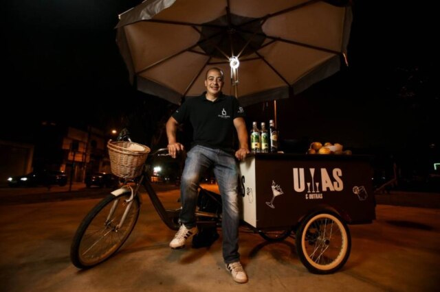 Gabriela Biló|Estadão Leandro Batista e a sua bike Umas e Outras, de caipirinhas