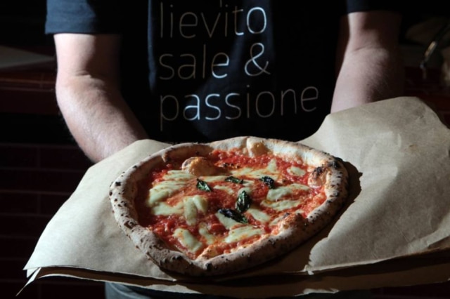 Pizza margherita da Napoli Centrale pronta para ser dobrada