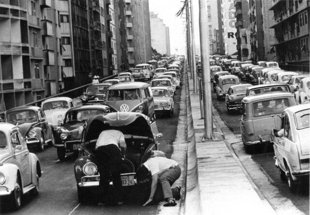 Ywane Yamazaki/Estadão Um Fusca quebrado provocou congestionamento no dia da inauguração do Minhocão.
