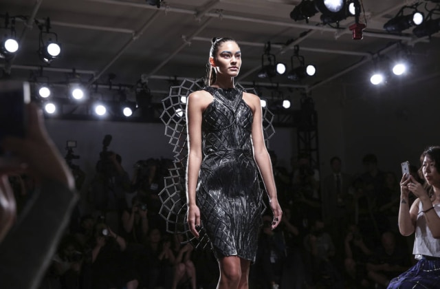 Divulgação O vestido criado por Karolina Cengija possui asas que se movimentam conforme as emoções de quem usa