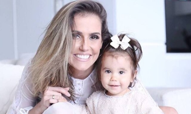 Reprodução/ Instagram @dedesecco A atriz Deborah Secco e sua filha Maria Flor