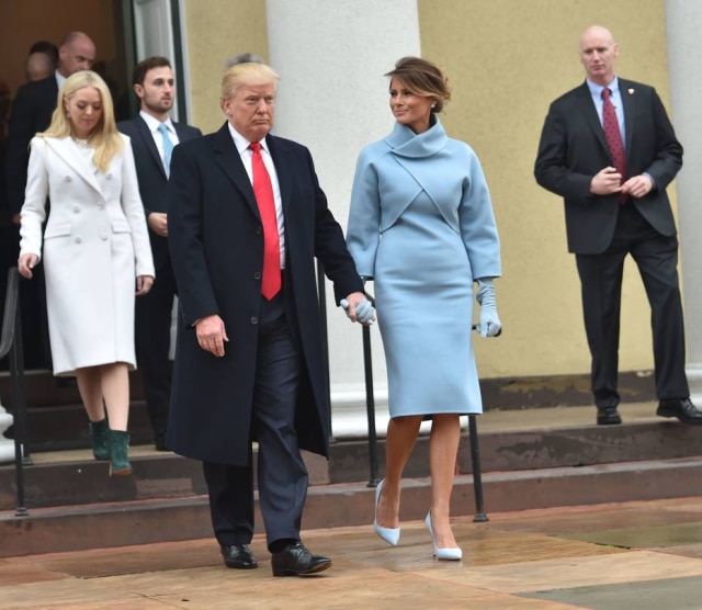 AFP PHOTO / Nicholas Kamm Melania investiu em um visual monocromático azul-claro na posse de Donald Trump como presidente dos Estados Unidos.