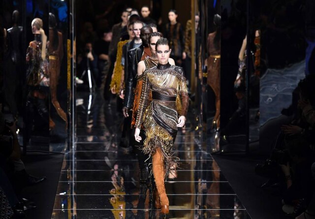AFP PHOTO / bertrand GUAY Maximalismo sexy na Balmain.