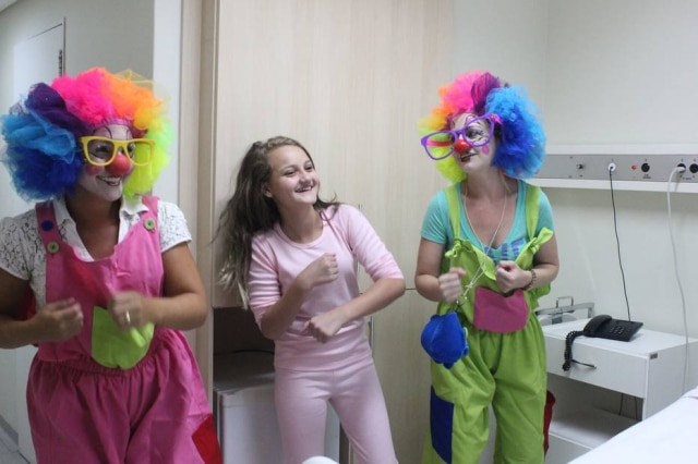 Monica Neves/Assessoria de Imprensa do Hospital Nossa Senhora das Graças Paciente e voluntários se divertiram na gravação do segundo vídeo de 'Stronger'.
