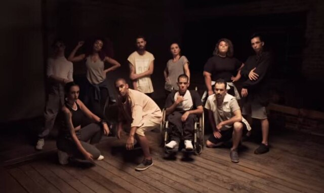 https://www.youtube.com/watch?v=BXjvkDXdolw Imagem do vídeo da campanha #LoveYourShape, da Warner Music.