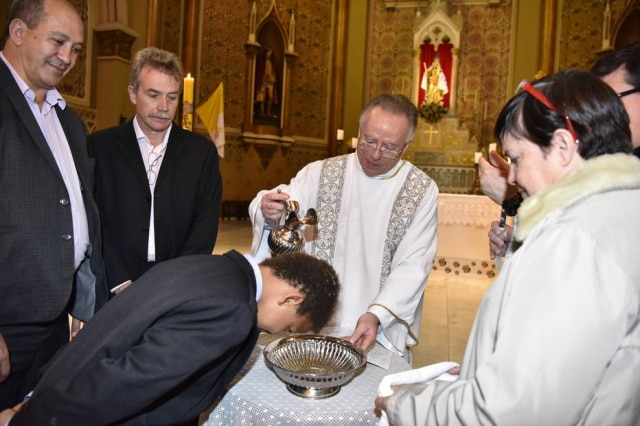 David Harrad/Arquivo Pessoal Filipe Reis, de 12 anos, é batizado após quatro igrejas católicas negarem seu batismo.