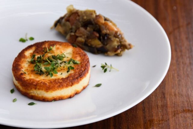 Lucas Terribili|Divulgação Haloumi com caponata de berinjelas
