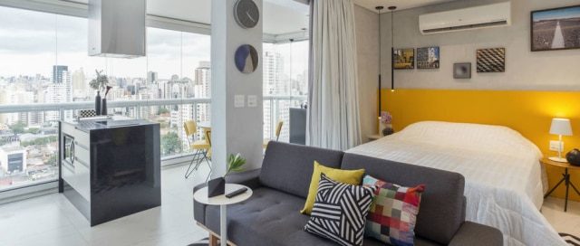 Maura Mello Visão geral do apartamento, com ambientes integrados e cores neutras