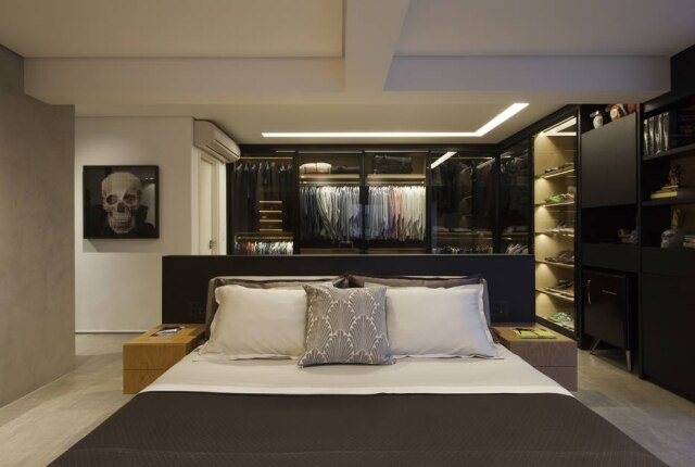 Maira Acayaba Closet do projeto original do apartamento foi mantido e quarto recebeu proporções de suíte maste