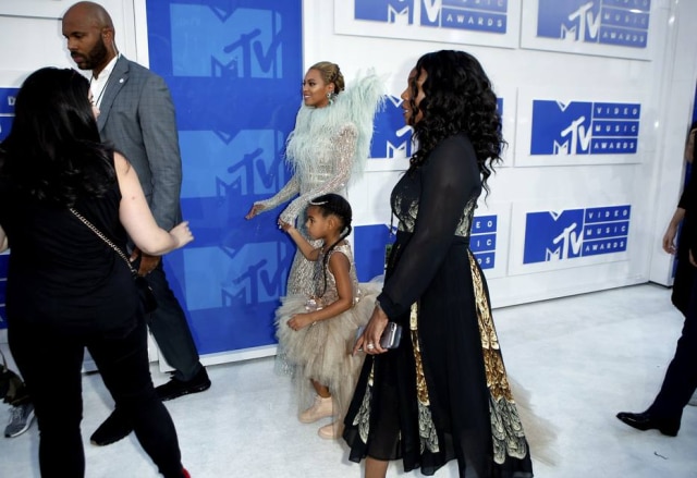 Eduardo Munoz/Reuters Blue Ivy, filha mais velha de Beyoncé, fez participação especial no remix de 'Mí Gente' que a cantora lançou na última quinta-feira, 28