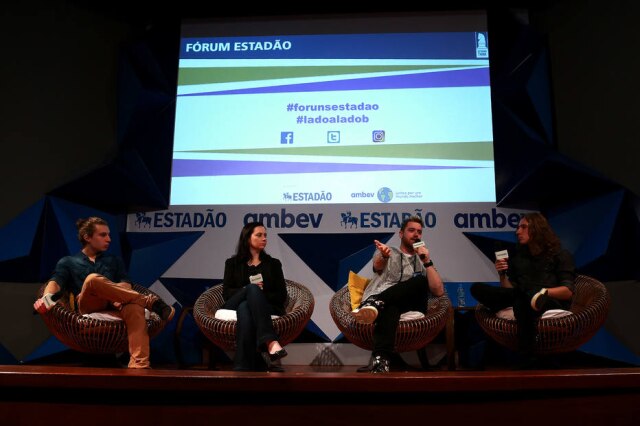 Hélvio Romero / Estadão Os gêmeos Pedro e Juliano recebem convidados para discutir quatro temas do universo jovem. O evento foi realizado no auditório do MAM, Museu de Arte Moderna, no Parque do Ibirapuera.