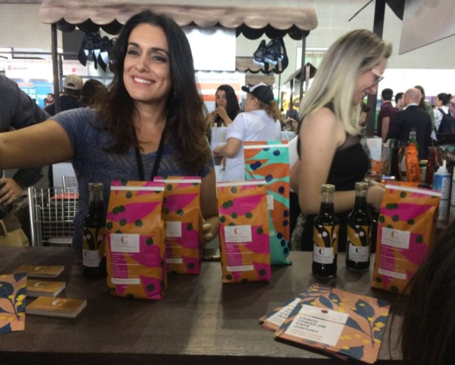 Matheus Prado|Estadão Maria Carolina vende seus produtos durante a feira