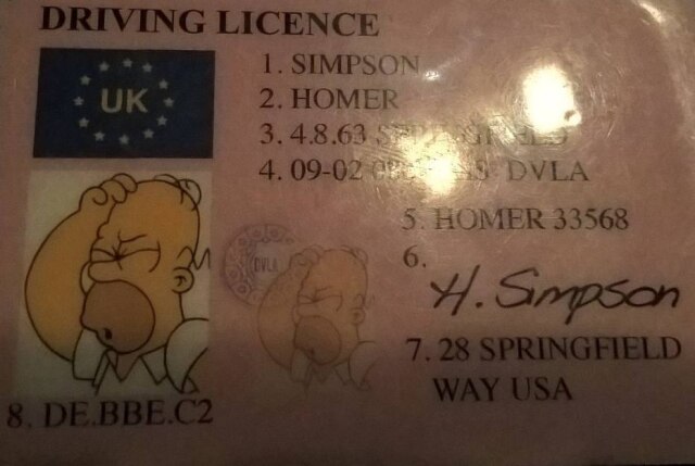 Twitter / @tvprp Carteira de 'Homer Simpson' apreendida no Reino Unido.