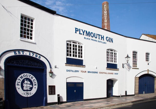 Plymouth Gin O prédio da destilaria do Plymouth Gin data do século 15 e foi usado como um monastério pelos monges "black friars" - ou "frades negros", uma alusão aos robes escuros que usavam.