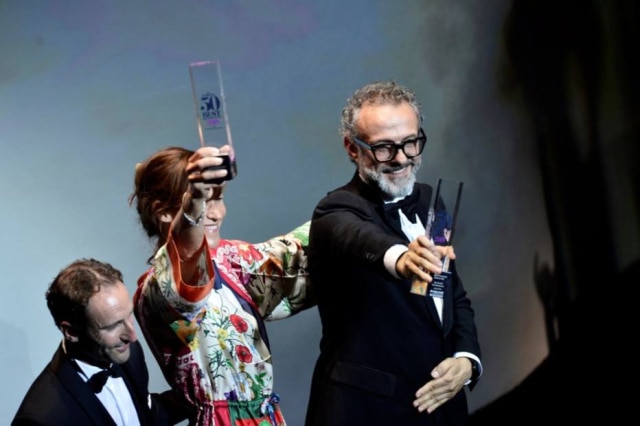 Massimo Bottura recebe o prêmio pelo Osteria Francescana, eleito o melhor restaurante do mundo.