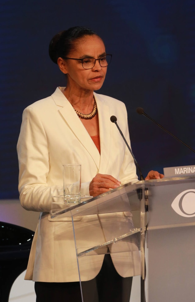 NILTON FUKUDA/ESTADAO Marina Silva de blazer branco e coque polido