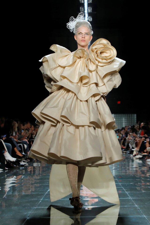 REUTERS/Andrew Kelly Os vestidos volumosos em camadas foram destaque