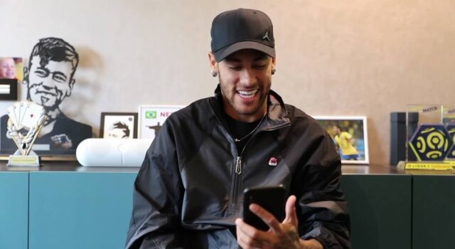 YouTube/neymarjr Neymar durante primeiro episódio do novo quadro do canal.