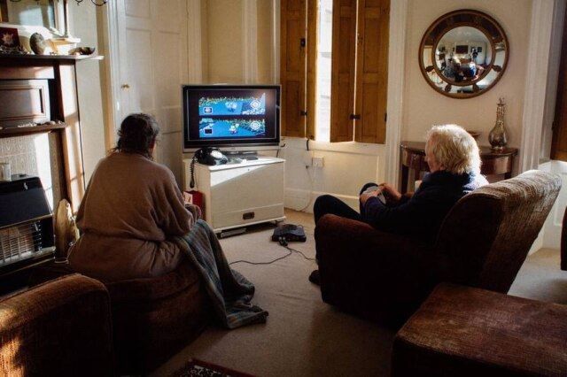 Reddit / @bork138 Casal jogando Mario Kart.