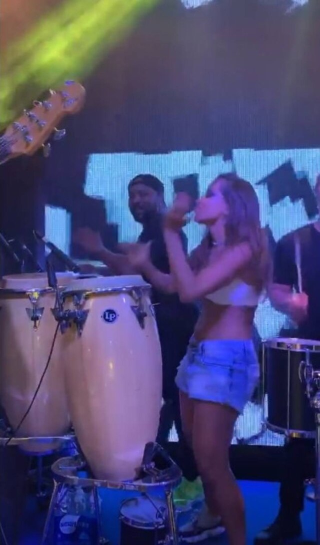Instagram/@anitta Anitta toca e canta na própria festa de 26 anos.