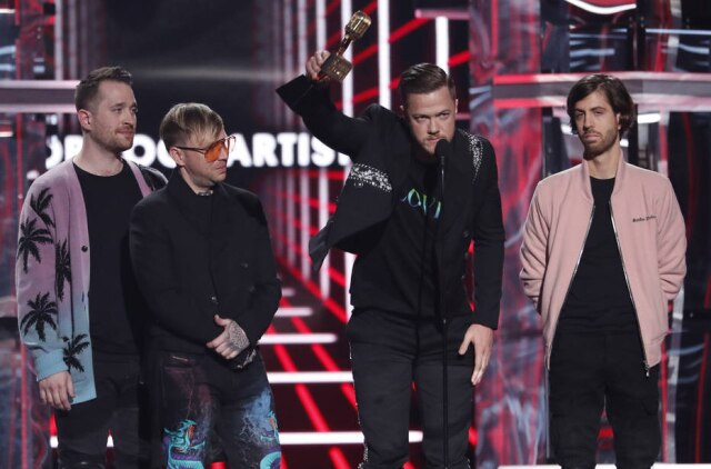 REUTERS/Mario Anzuoni Dan Reynolds, vocalista do Imagine Dragons, faz discurso político sobre jovens LGBTs no palco da premiação