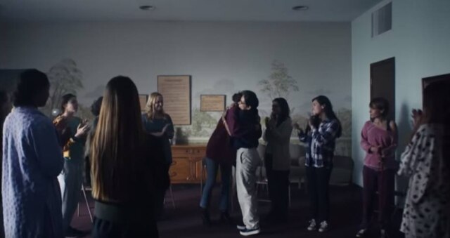 Captura de tela da cena de 'Euphoria' (2019) / HBO Cena de 'Euphoria' na qual pessoas se reúnem para uma terapia em grupo.
