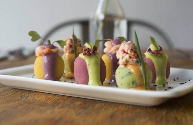 Johnny Mazzilli Prato Mini Causas Tricolor, do Ají Cucina Bar, reúne bolinhas de batata temperadas com ají amarillo